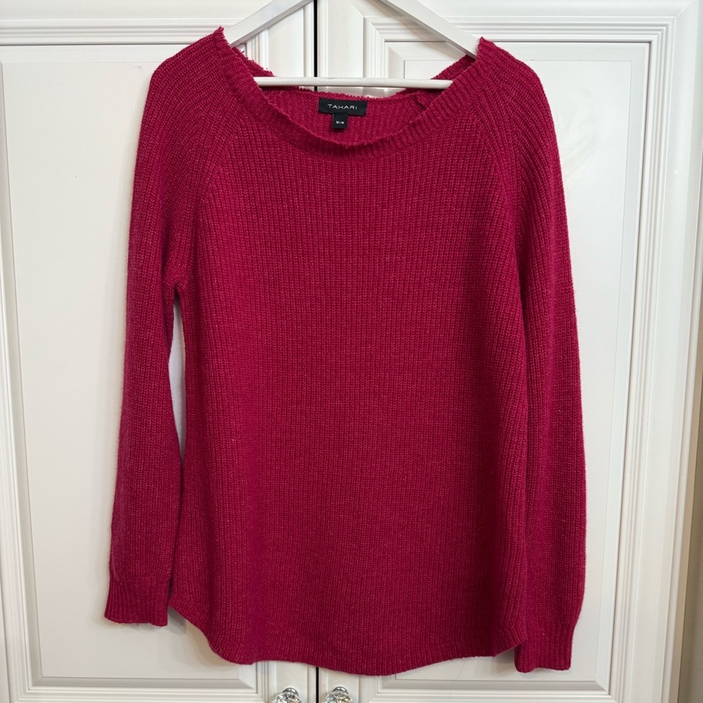 Tahari Size Medium Crew Neck Fuchsia Sweater Rounded Hem 55% Merino Wool